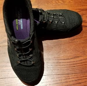 WOMEN'S SKECHERS  size 8.5 Wide